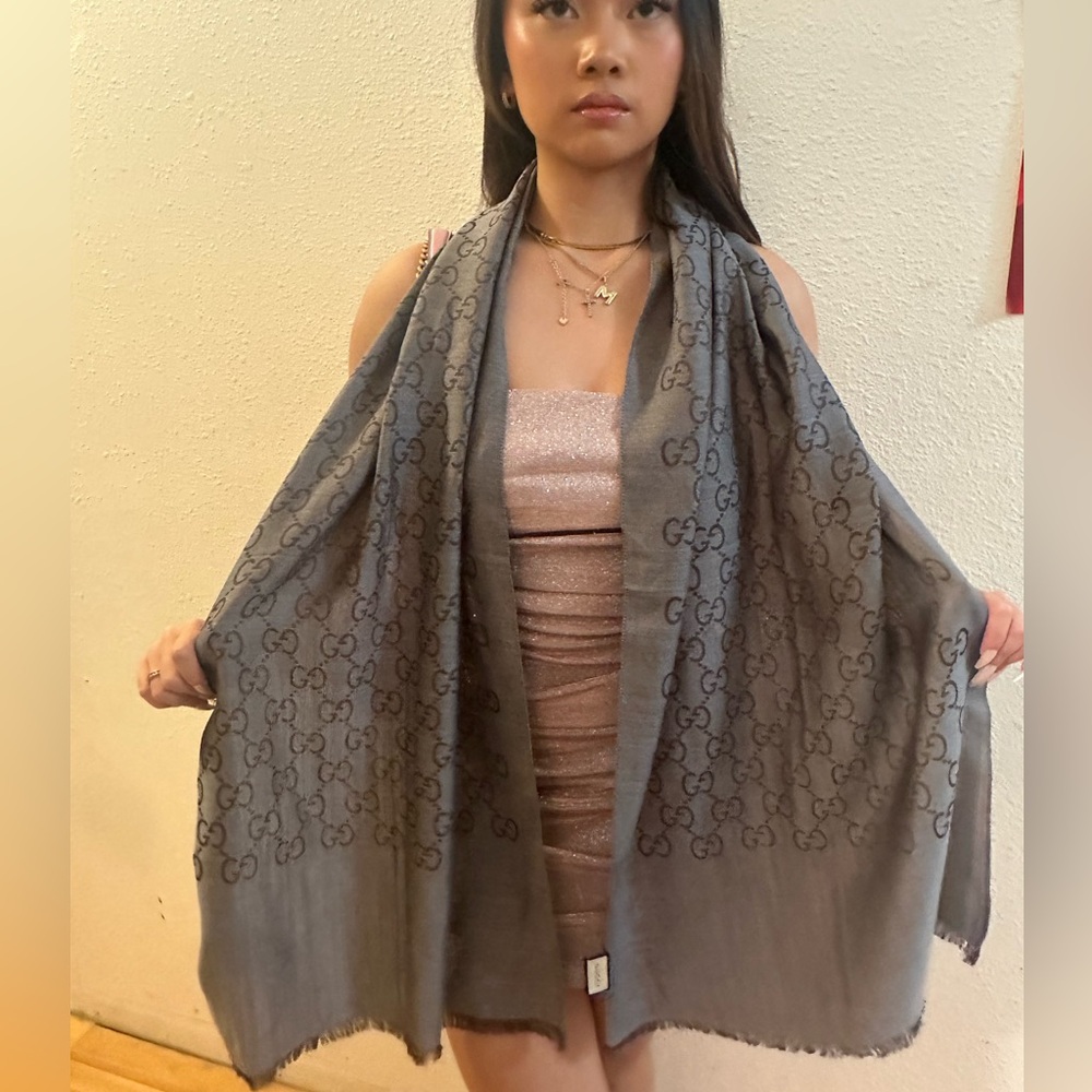 Gucci Double sided Brown Monogrammed scarf - Picture 7 of 7